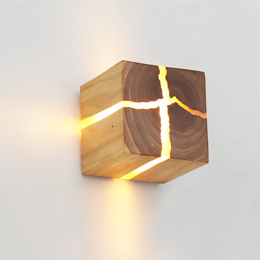 QuadCrackle – Wandlamp van hout met artistiek gebarsten ontwerp