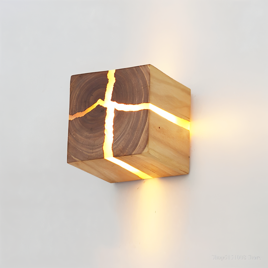 QuadCrackle – Wandlamp van hout met artistiek gebarsten ontwerp