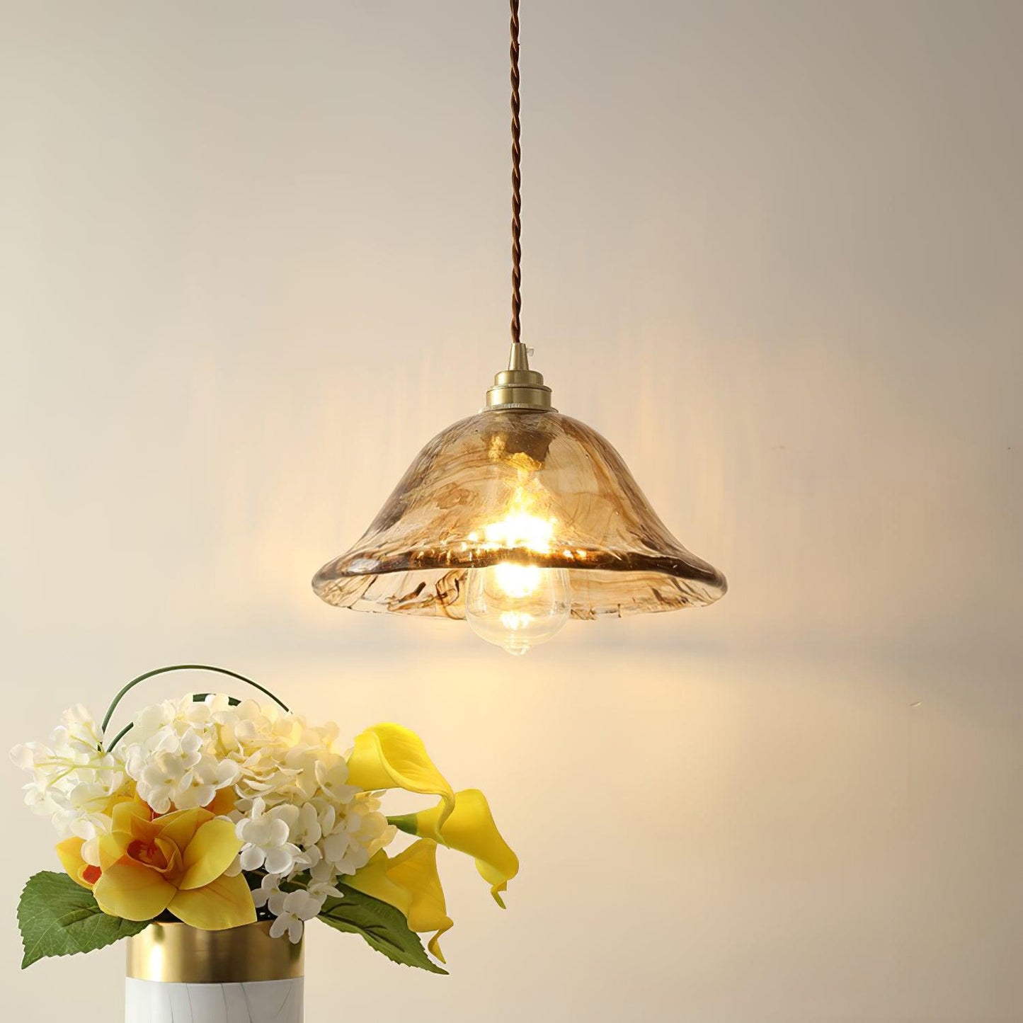 AmberHaven – Vintage Hanglamp in Bruin Glas