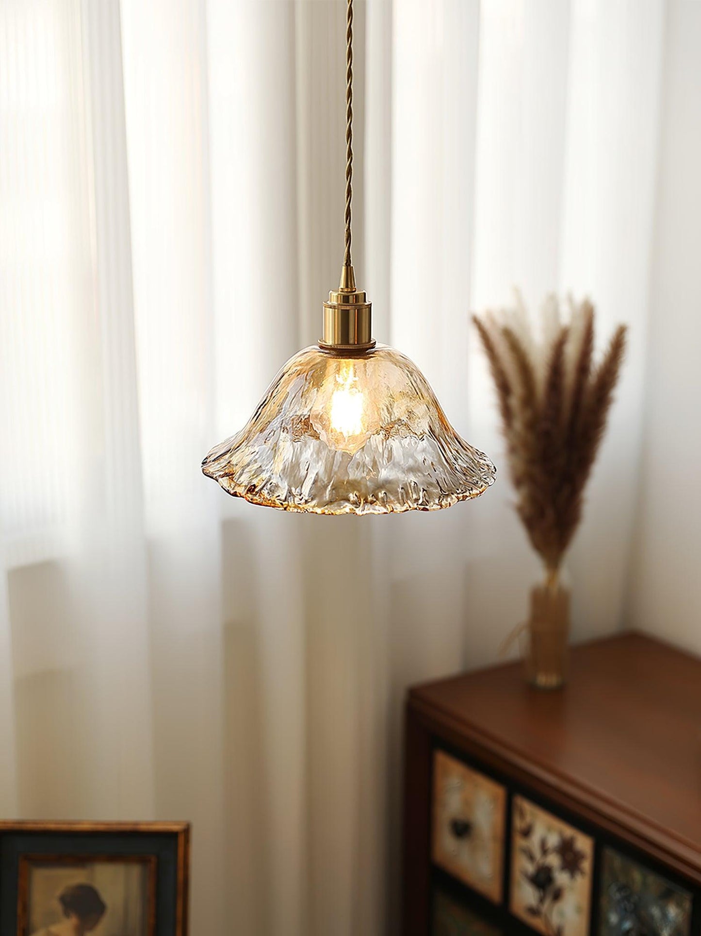 AmberHaven – Vintage Hanglamp in Bruin Glas
