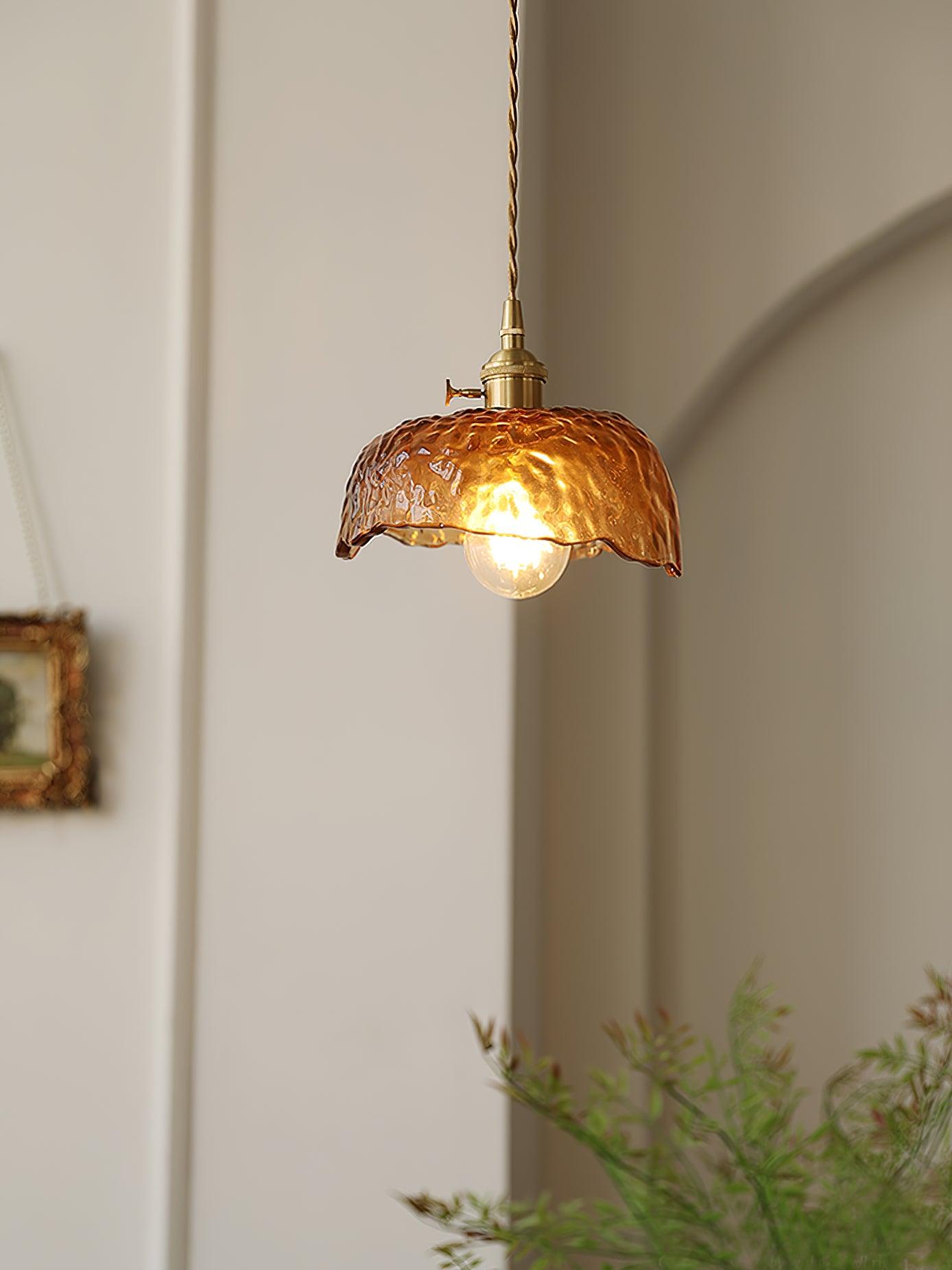 AmberHaven – Vintage Hanglamp in Bruin Glas