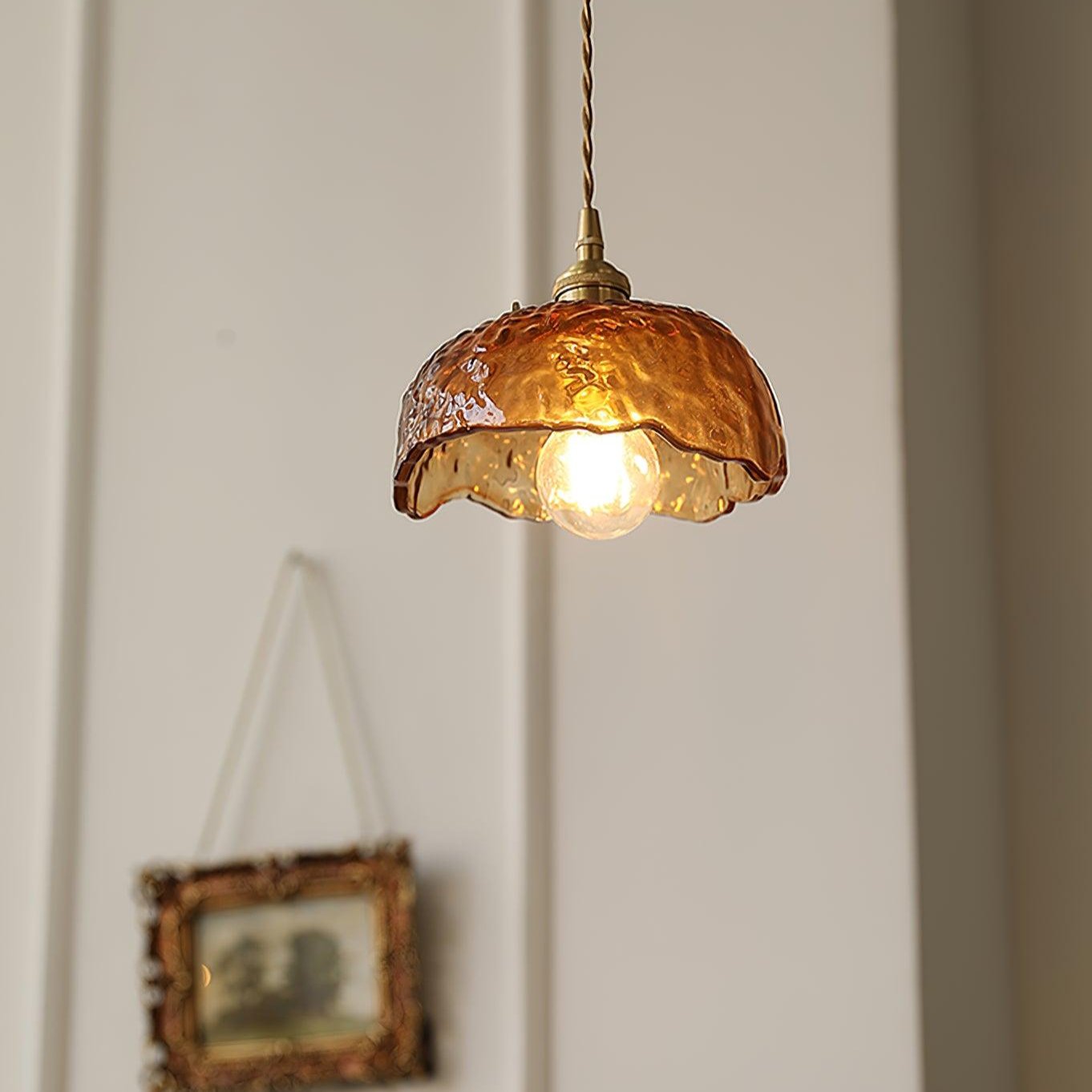 AmberHaven – Vintage Hanglamp in Bruin Glas